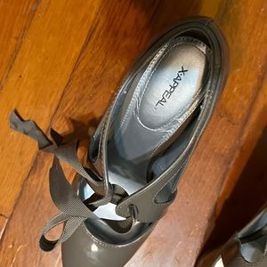 XAPPEAL gray/ brown color with lighting, with laces size 7.